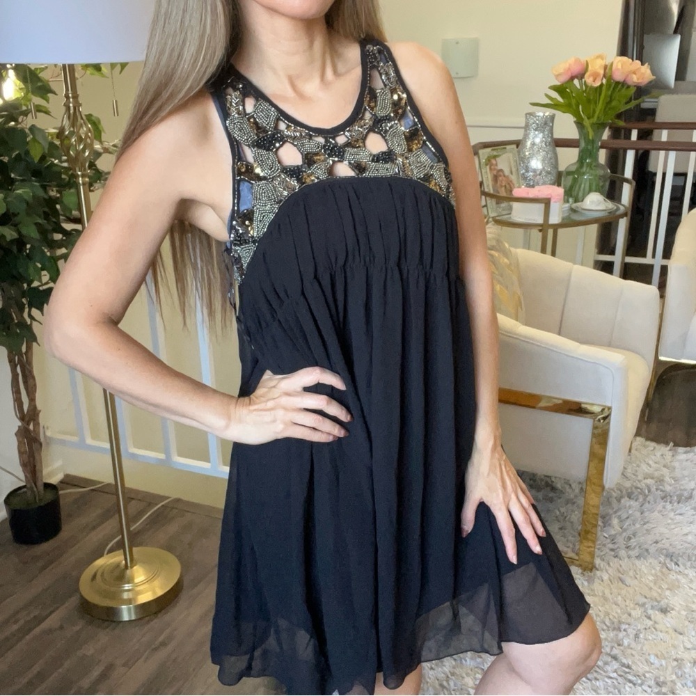 ANGL Sleeveless A Line Halter Embellished Neckline Lined Mesh Cocktail Dress L